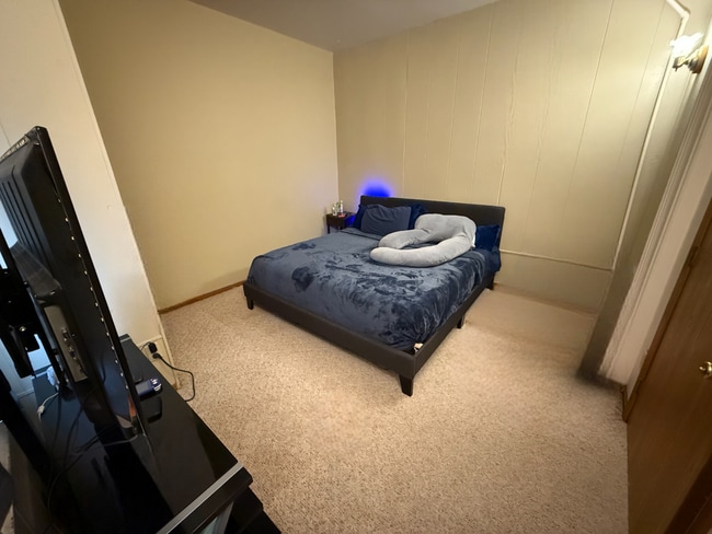 Building Photo - 3 Bed 1 Bath close to UWEC and downtown! Available August-May