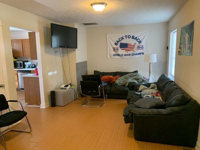 Building Photo - **AUGUST 2027** 3 Bedroom 3.5 Bathroom House