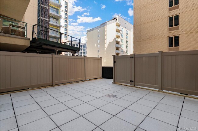 Building Photo - 24-15 Queens Plaza N