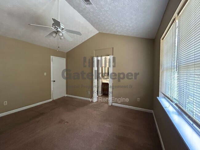 Building Photo - 101 Autumn Leaf