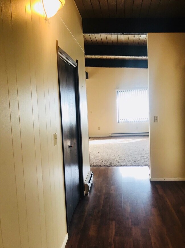 Building Photo - 832