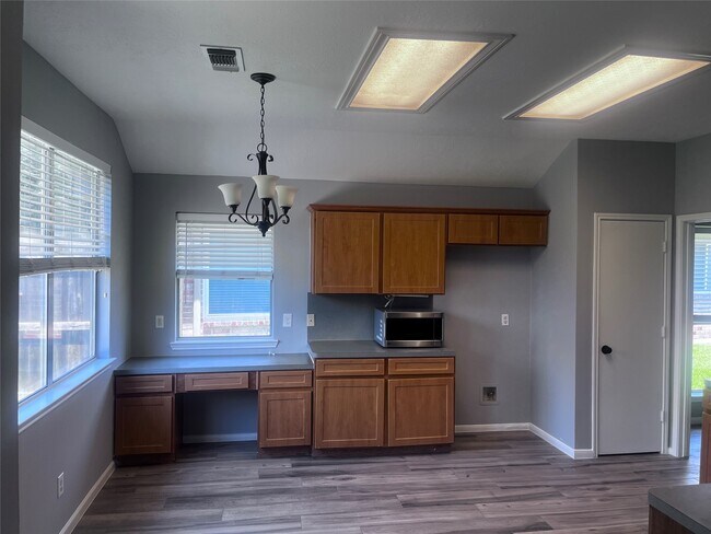 Building Photo - 1810 Village Ct Ln