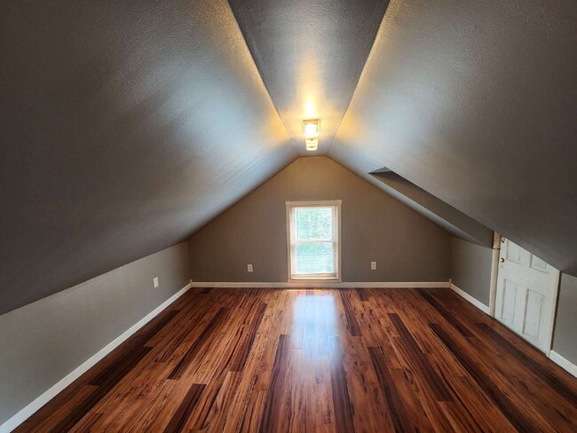 Building Photo - Charming 3 Bedroom Character home.