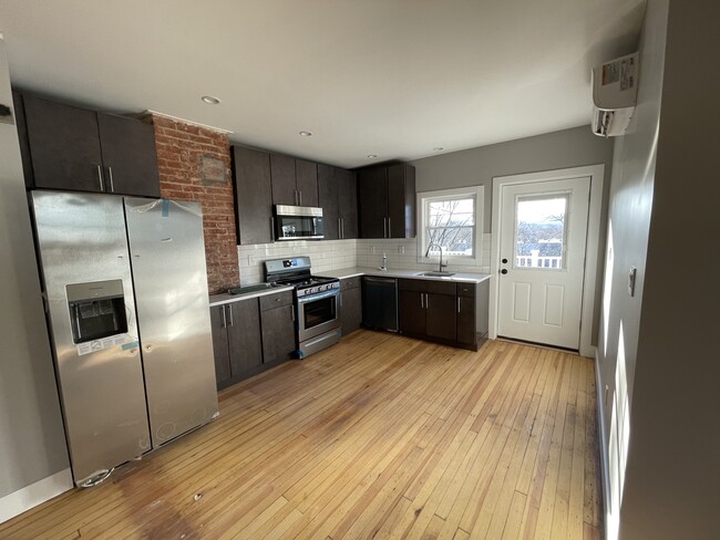 Large modern kitchen w/ new appliances - 172 N Clinton St