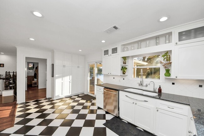 Building Photo - 411 Venice St