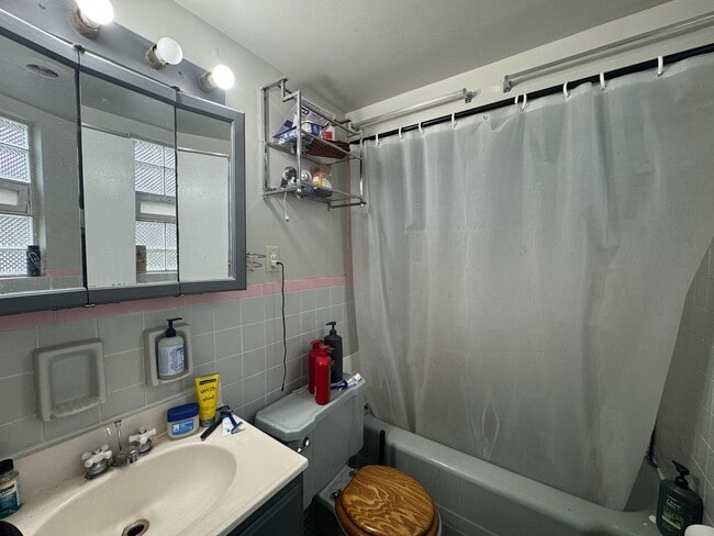 Building Photo - 6 bed/2 bath on Probasco St., Mins. from UC for Only $700/pp ($4200/mo)!