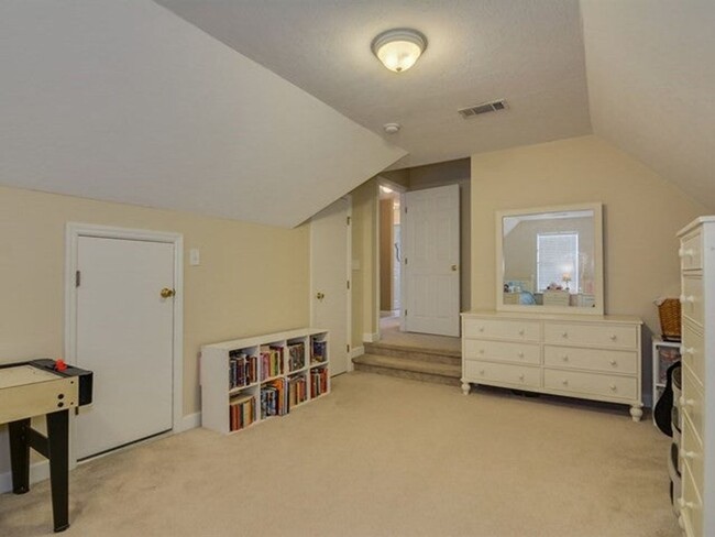 Building Photo - 5 bedroom, 3.5 bathroom home with pool in ...