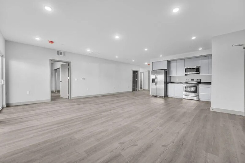 Building Photo - 7040 Woodman Ave
