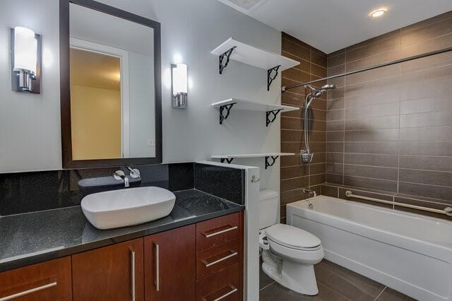 Building Photo - 2600 W 7th St