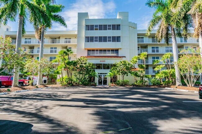 Building Photo - 6085 Bahia Del Mar Cir N