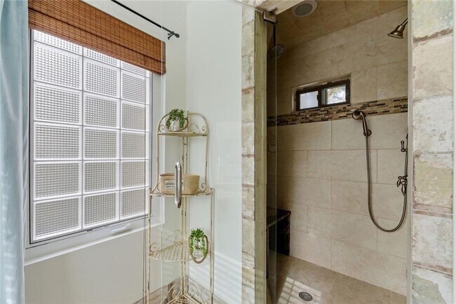 Building Photo - 302 Hascall Rd NW