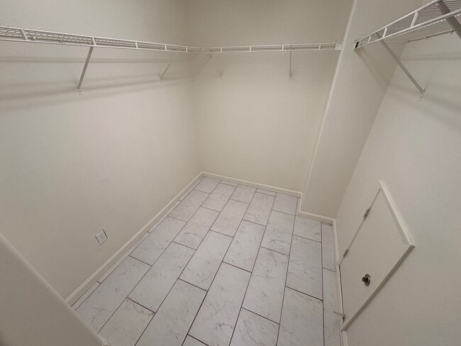 Building Photo - Lovely 5 Bedroom Home