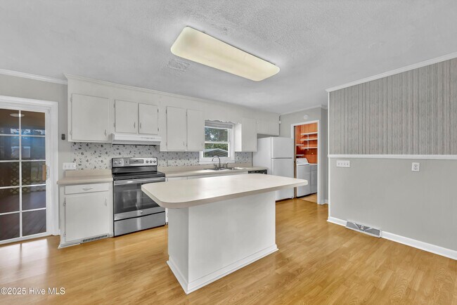 Building Photo - 313 Monterey Dr