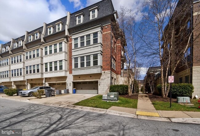 Building Photo - 712 Sentry Square