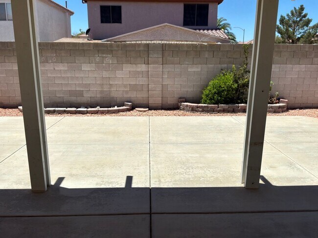 Building Photo - 2 Story 4 bedrooms 2.5 Bathrooms 2 car garage.