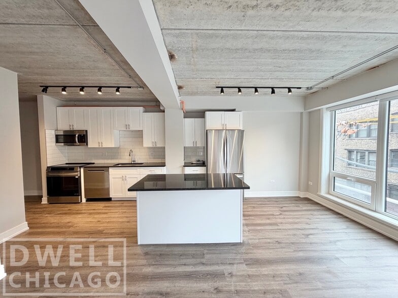 Building Photo - 938 W Carmen Ave