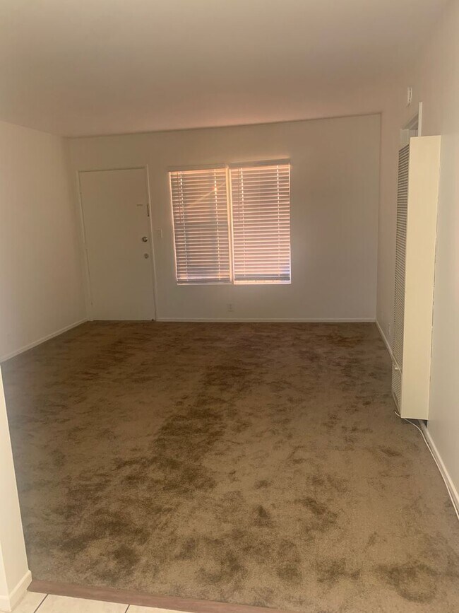 Building Photo - Cheerful and Spacious 1 bd/1bth Upstairs Unit