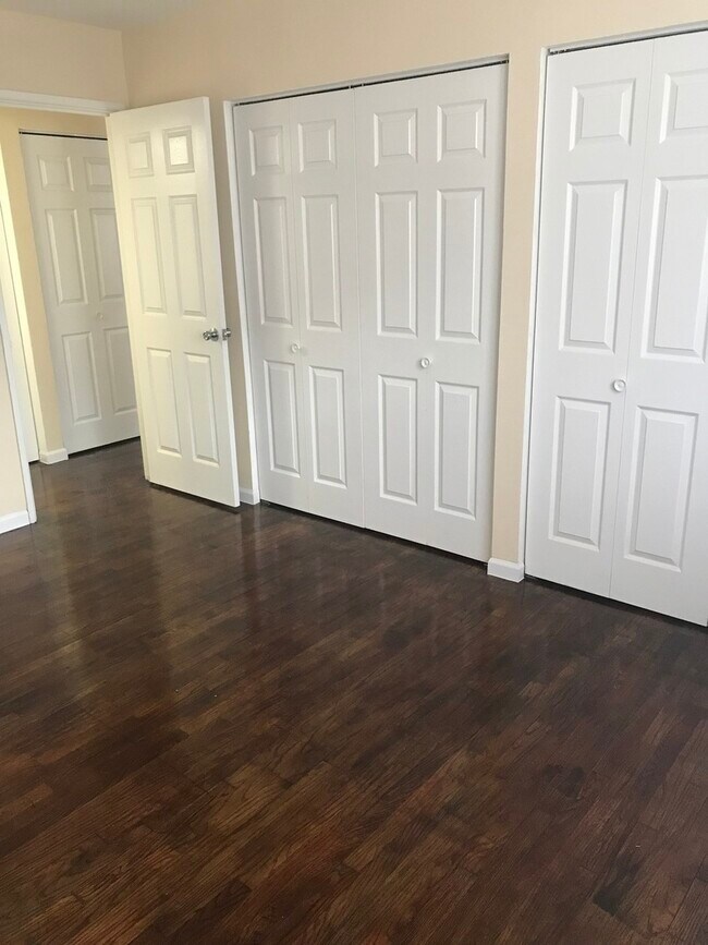 Building Photo - 5848 N Kenmore Ave