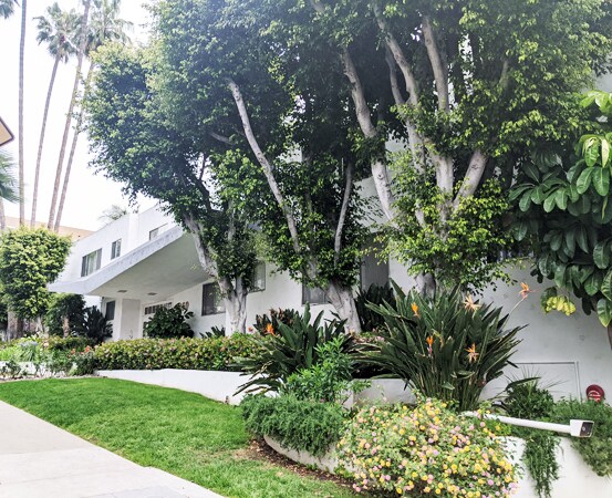 Front of building - 1260 Havenhurst Dr