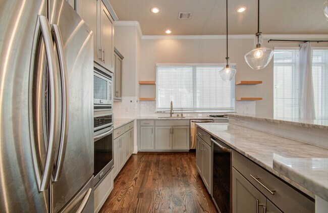 Building Photo - Beautiful 3-story House In the Heart of Ho...