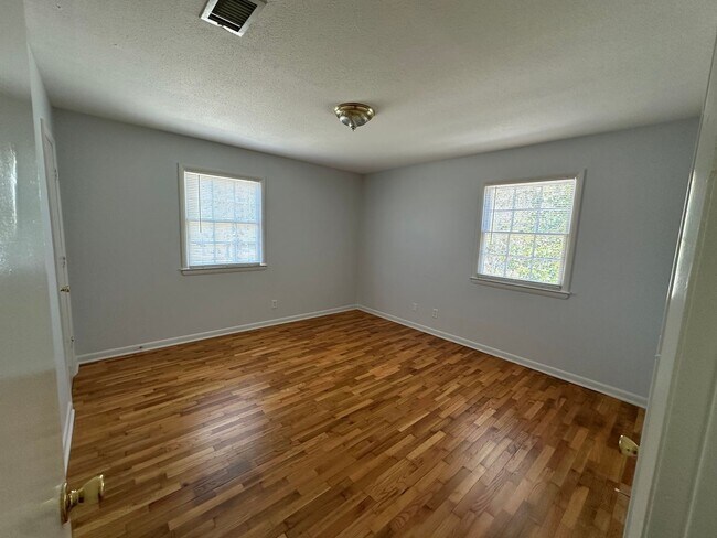 Building Photo - OPEN HOUSE 3/28 from 1PM to 3PM. Pet Friendly 2 Bedroom 1.5 Bath Townhome Available Now for Move-in!