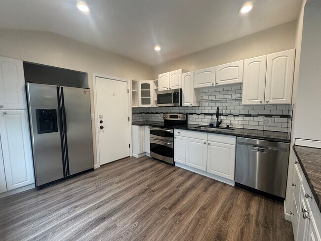 Building Photo - 2 Week Move In Special - 3 Bedroom, 2 Bath...