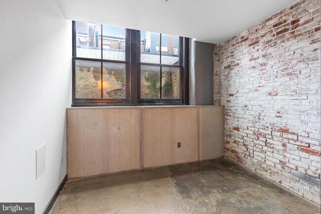 Building Photo - 1701 Tulip St