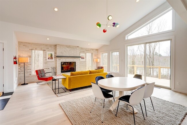 Building Photo - 90 Meadow Ln