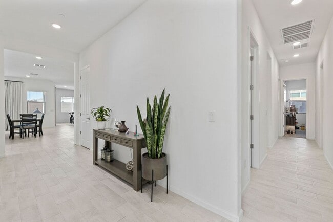 Building Photo - Newer Single Story 5 Bedroom 3 Bath Home in Vail