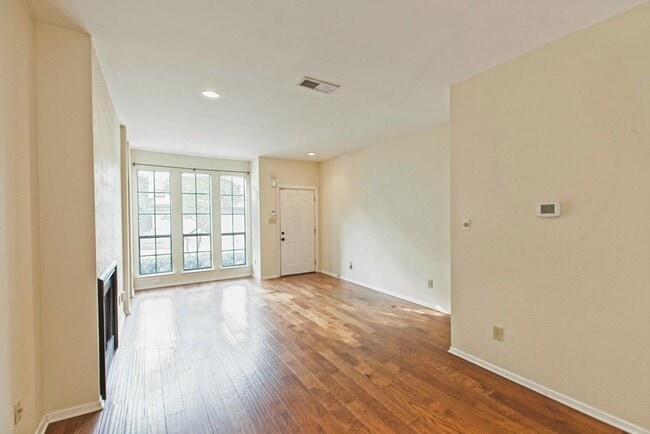 Building Photo - Dallas Townhome with Reserved Parking