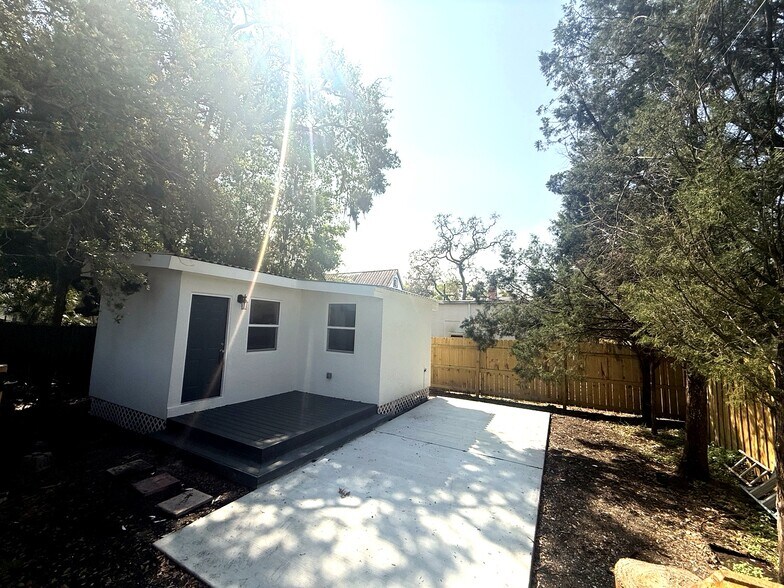 Building Photo - 119 W 26th Ave