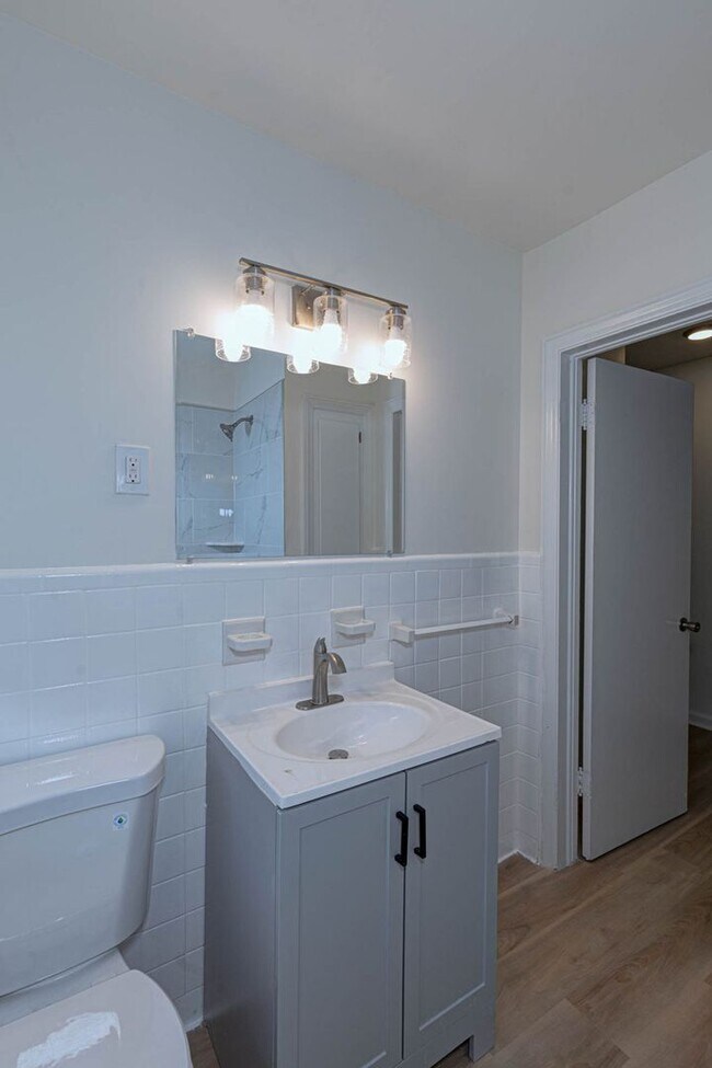 Building Photo - 2864 Hawthorne Dr