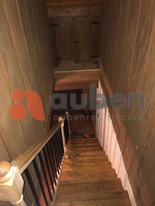 Building Photo - Log cabin home minutes to Downtown Chattan...