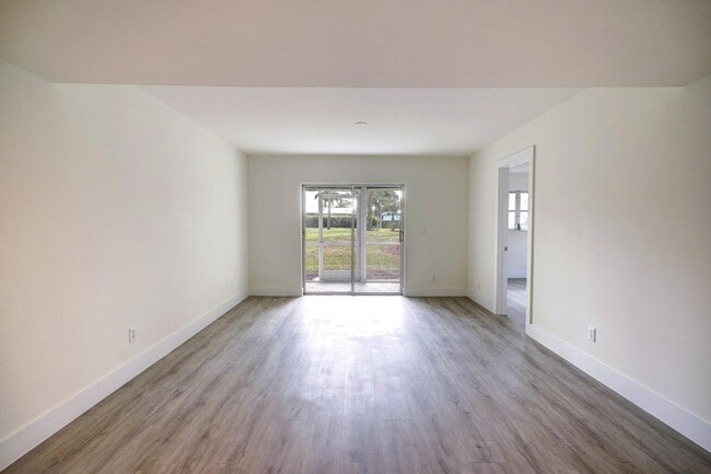 Building Photo - 18081 SE Country Club Dr