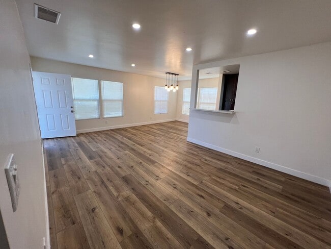 Building Photo - Spacious Remodeled 4 Bedroom/3 bath Home with Bonus Room