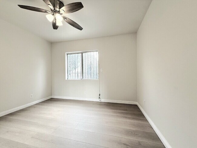 Building Photo - 1323 W 58th St