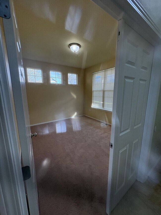 Building Photo - Reduced Rent!
