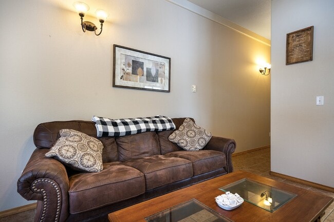 Building Photo - Pet Friendly! 1 bedroom w/ utilities & internet included!