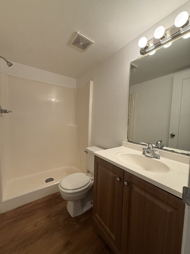 Building Photo - 2 bedroom, 2 bathroom in College Pines!