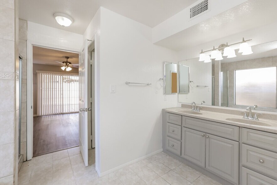 Building Photo - 3104 E Siesta Ln
