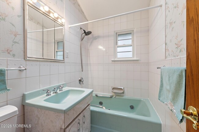 Building Photo - 14 Swan Ave