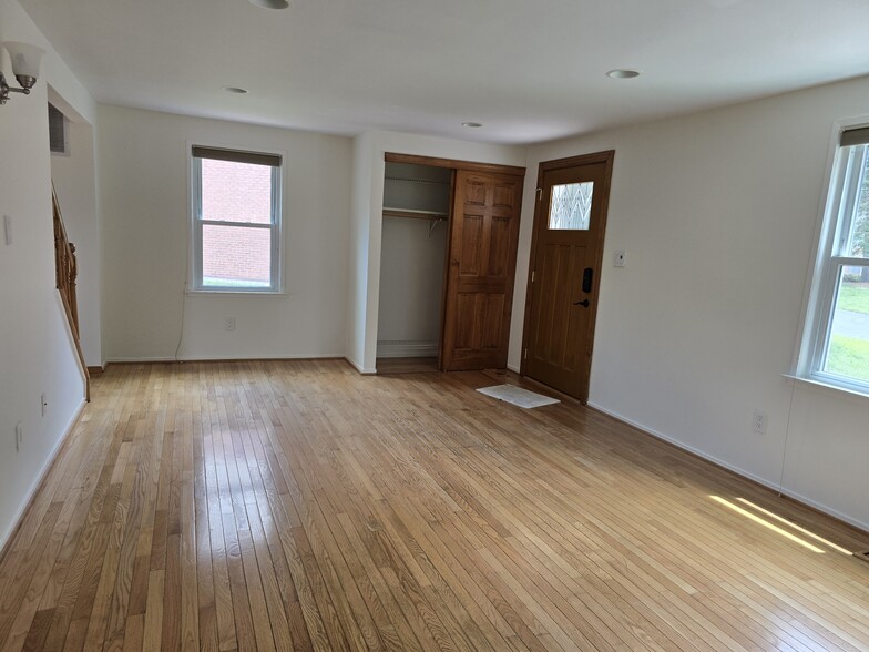 Building Photo - 9321 Bentridge Ave