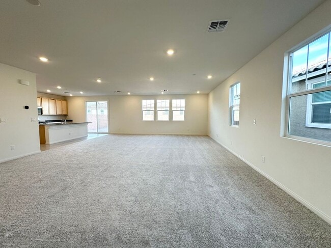 Building Photo - Beautiful and well-maintained home