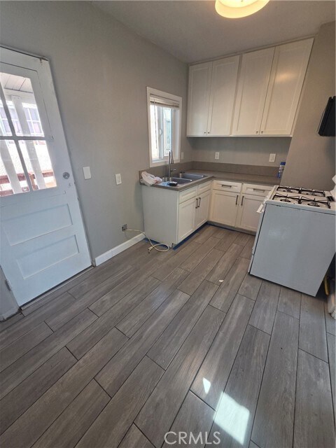 Building Photo - 8139 Beechwood Ave