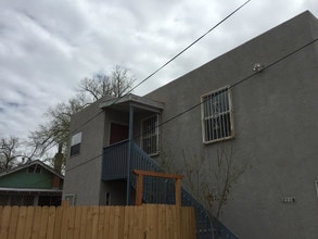 Building Photo - 213 Princeton Dr SE