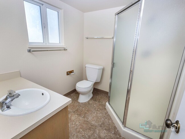 Building Photo - 3493-3493 Hawthorne Ave NE