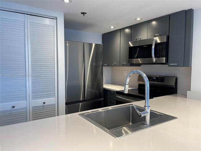 Building Photo - 540 Brickell Key Dr