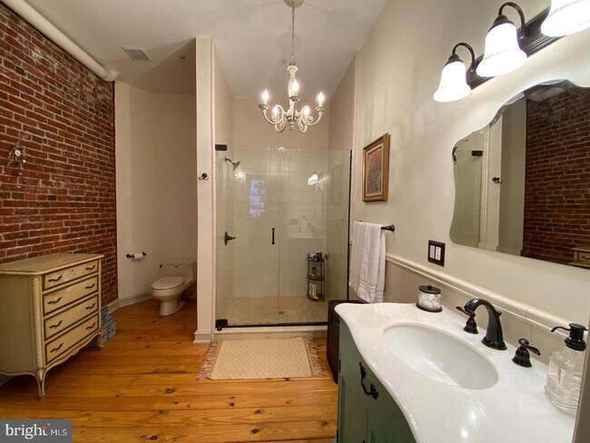 Building Photo - 828 N Hancock St