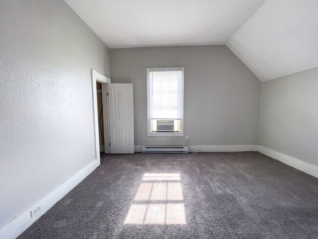 Building Photo - Dishwasher Included