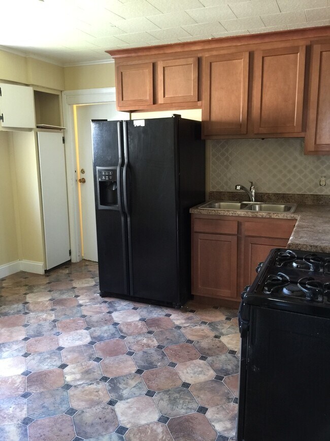 Building Photo - 42 Henrietta- updated 2 bedroom 1 bath - c...